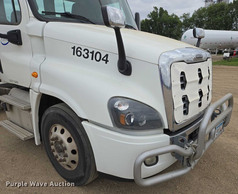 image for item ER5260 2017 Freightliner Cascadia 125 semi truck