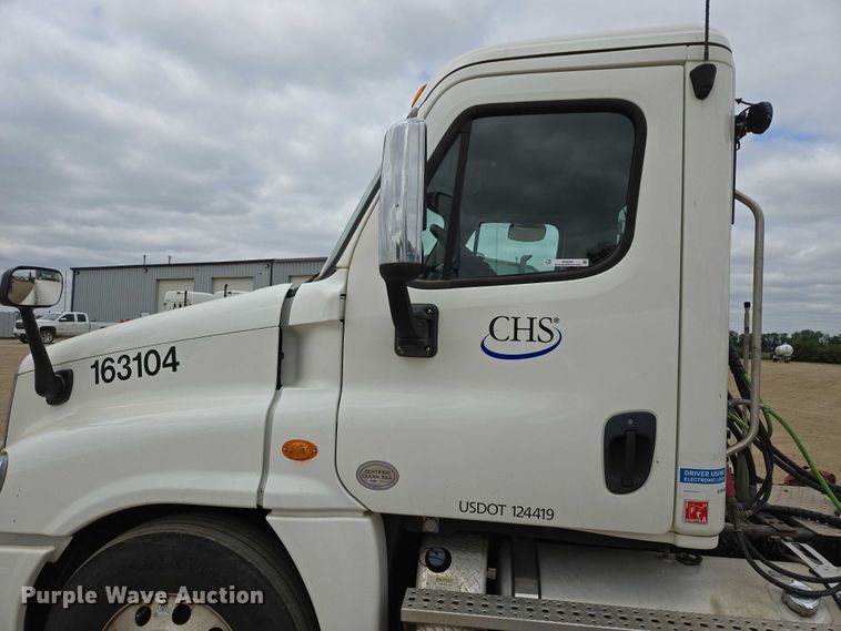 image for item ER5260 2017 Freightliner Cascadia 125 semi truck