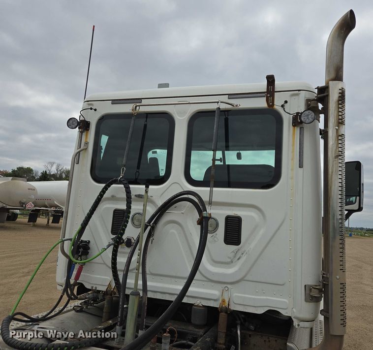 image for item ER5260 2017 Freightliner Cascadia 125 semi truck