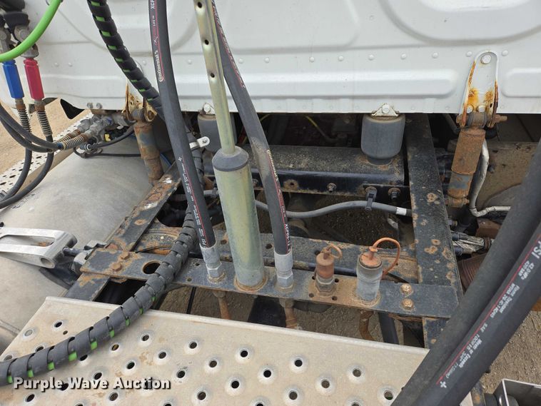 image for item ER5260 2017 Freightliner Cascadia 125 semi truck