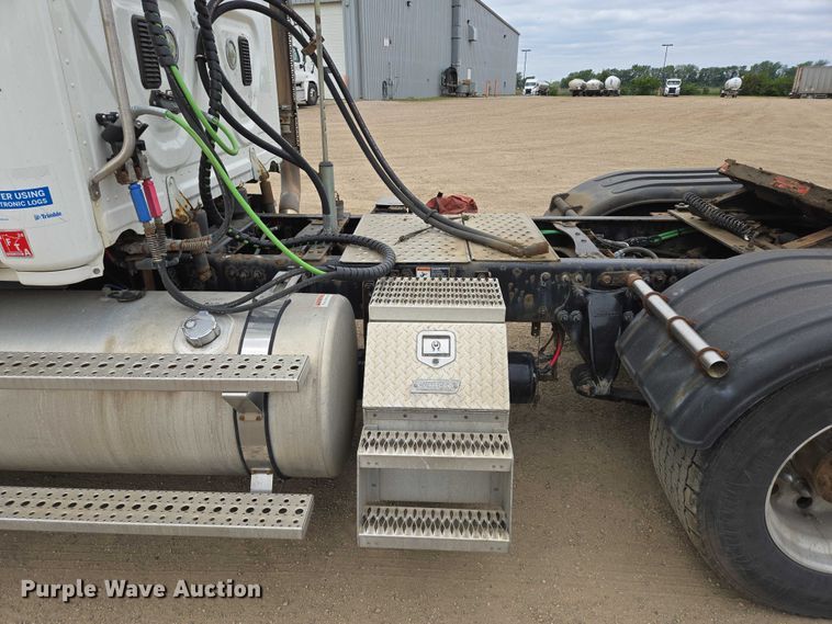 image for item ER5260 2017 Freightliner Cascadia 125 semi truck