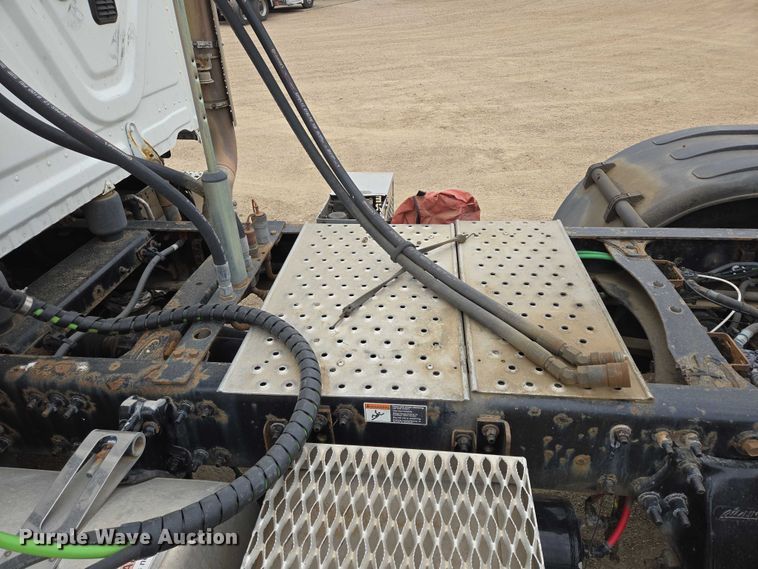 image for item ER5260 2017 Freightliner Cascadia 125 semi truck