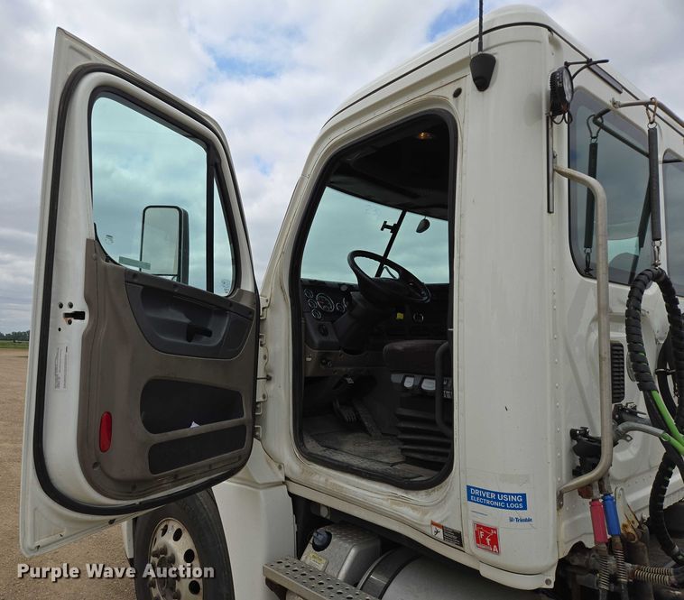 image for item ER5260 2017 Freightliner Cascadia 125 semi truck