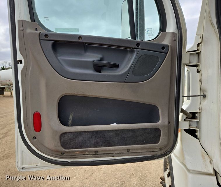 image for item ER5260 2017 Freightliner Cascadia 125 semi truck