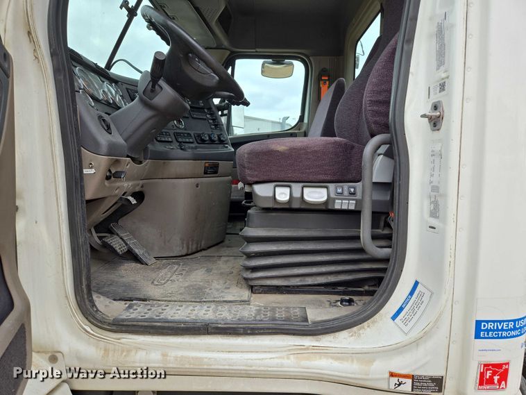 image for item ER5260 2017 Freightliner Cascadia 125 semi truck