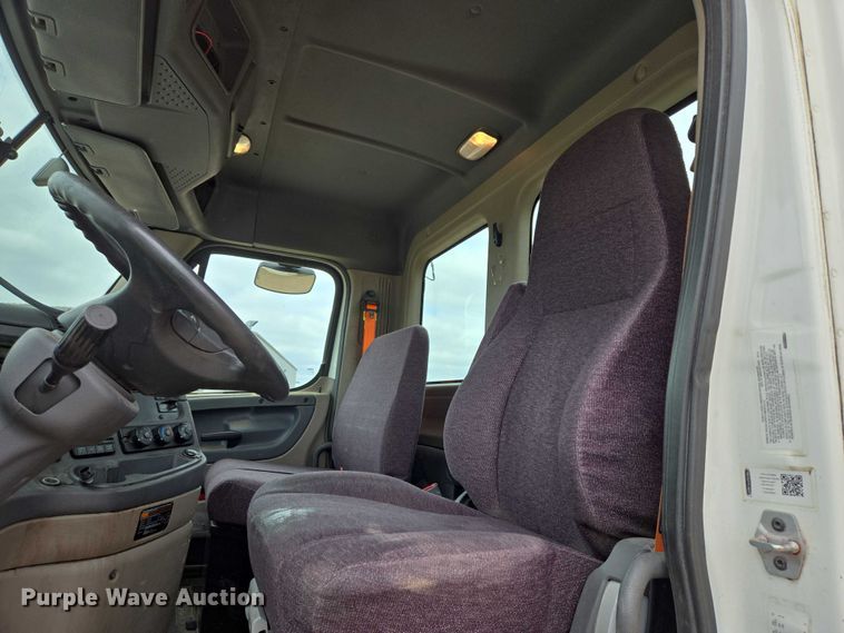 image for item ER5260 2017 Freightliner Cascadia 125 semi truck