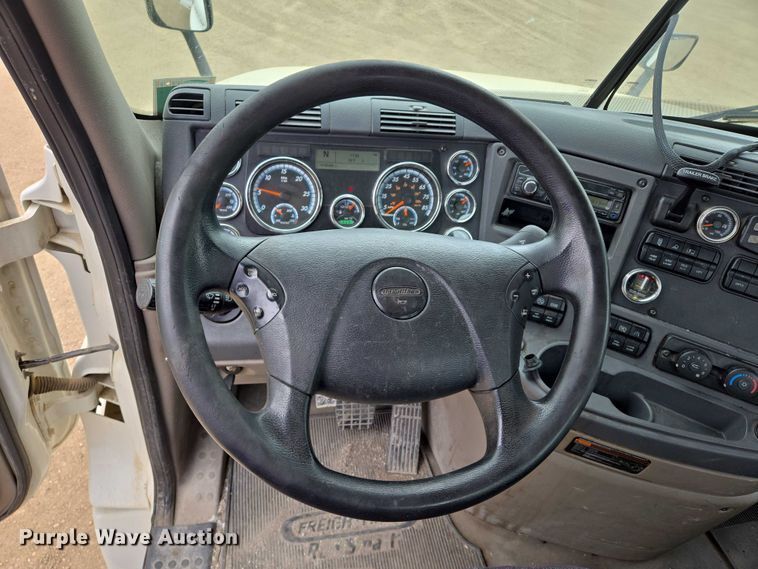 image for item ER5260 2017 Freightliner Cascadia 125 semi truck