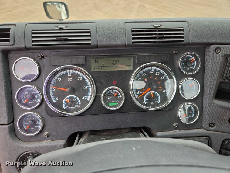 image for item ER5260 2017 Freightliner Cascadia 125 semi truck