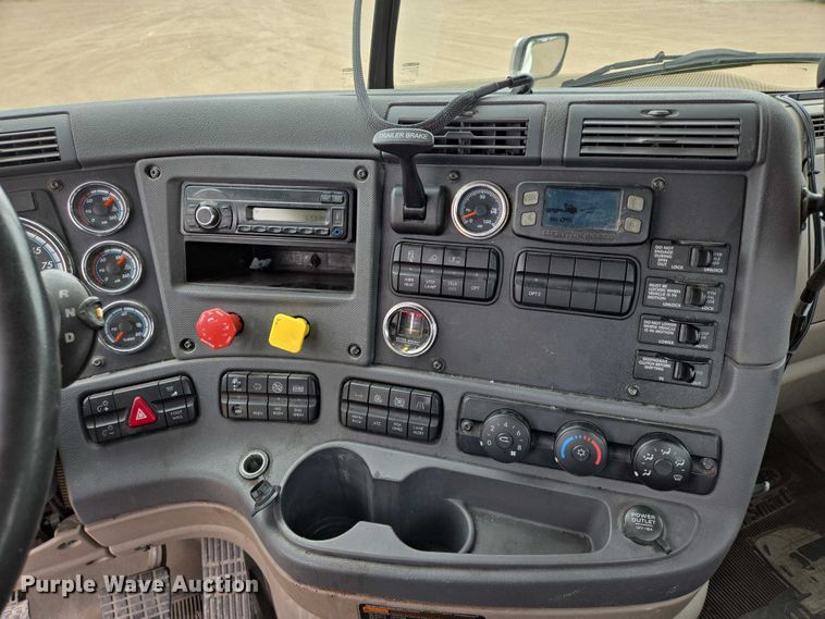 image for item ER5260 2017 Freightliner Cascadia 125 semi truck