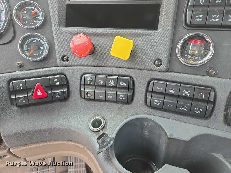 image for item ER5260 2017 Freightliner Cascadia 125 semi truck