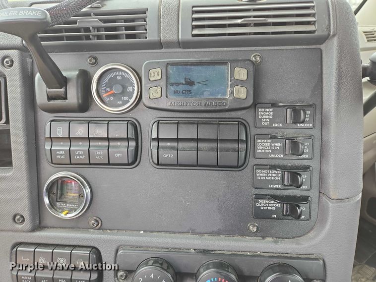 image for item ER5260 2017 Freightliner Cascadia 125 semi truck