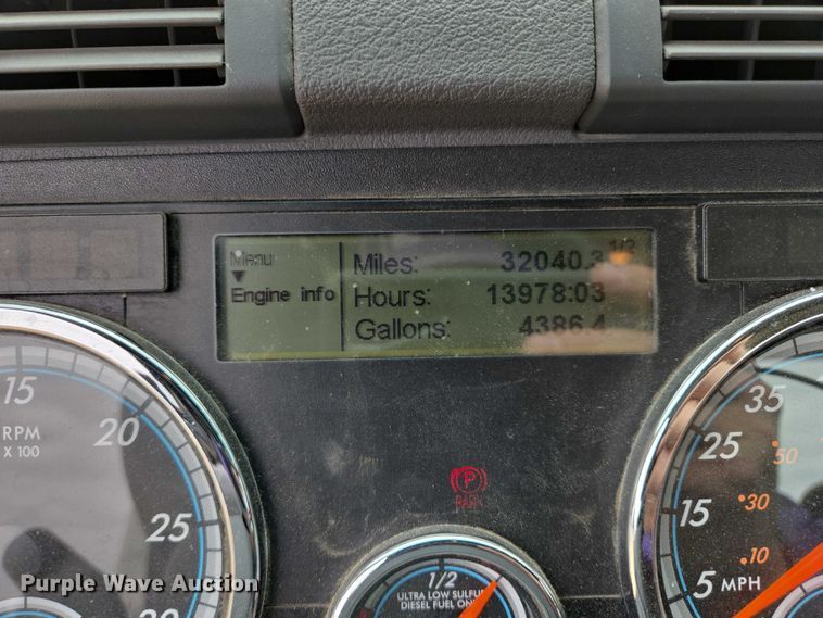 image for item ER5260 2017 Freightliner Cascadia 125 semi truck