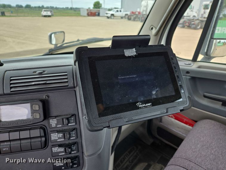 image for item ER5260 2017 Freightliner Cascadia 125 semi truck