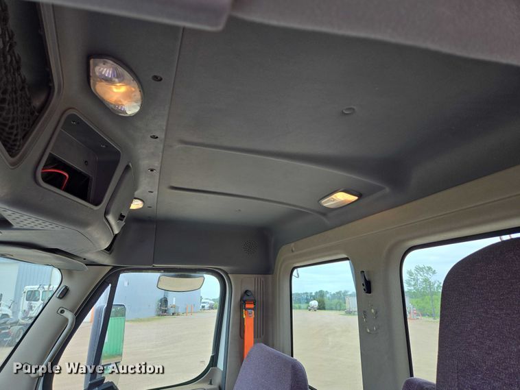 image for item ER5260 2017 Freightliner Cascadia 125 semi truck