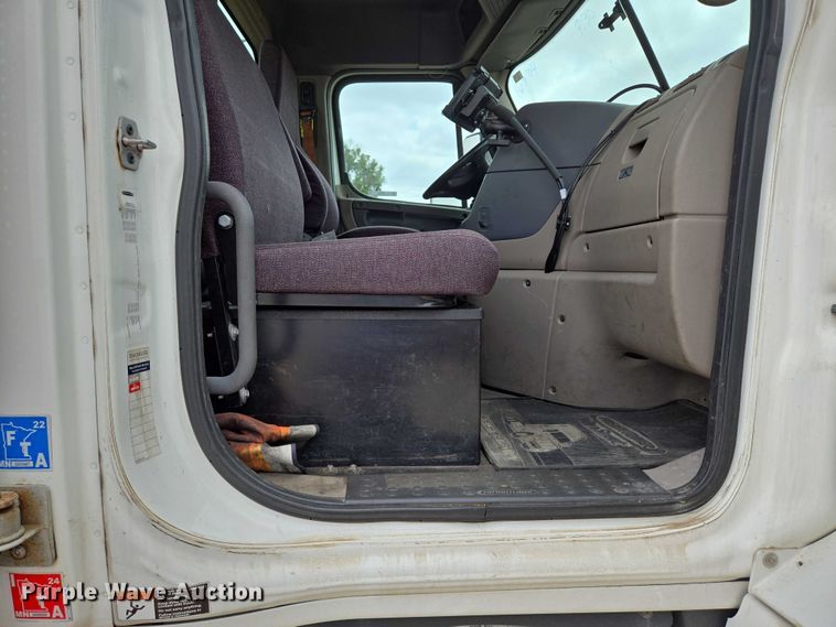 image for item ER5260 2017 Freightliner Cascadia 125 semi truck