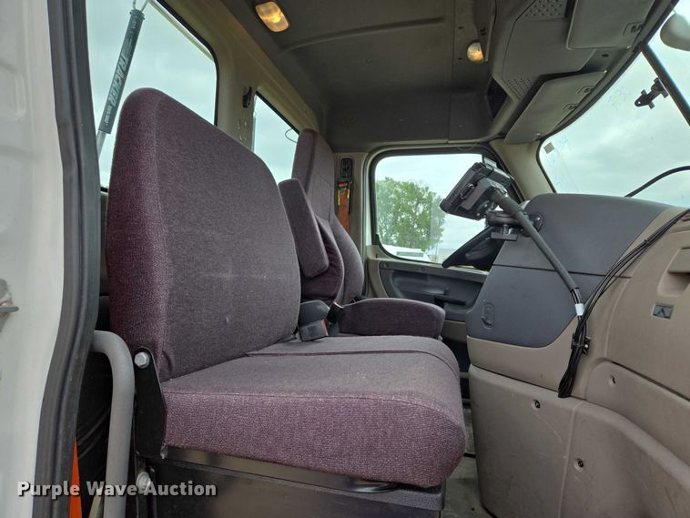 image for item ER5260 2017 Freightliner Cascadia 125 semi truck