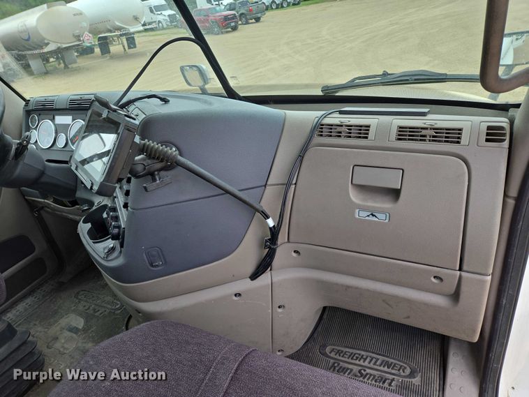 image for item ER5260 2017 Freightliner Cascadia 125 semi truck