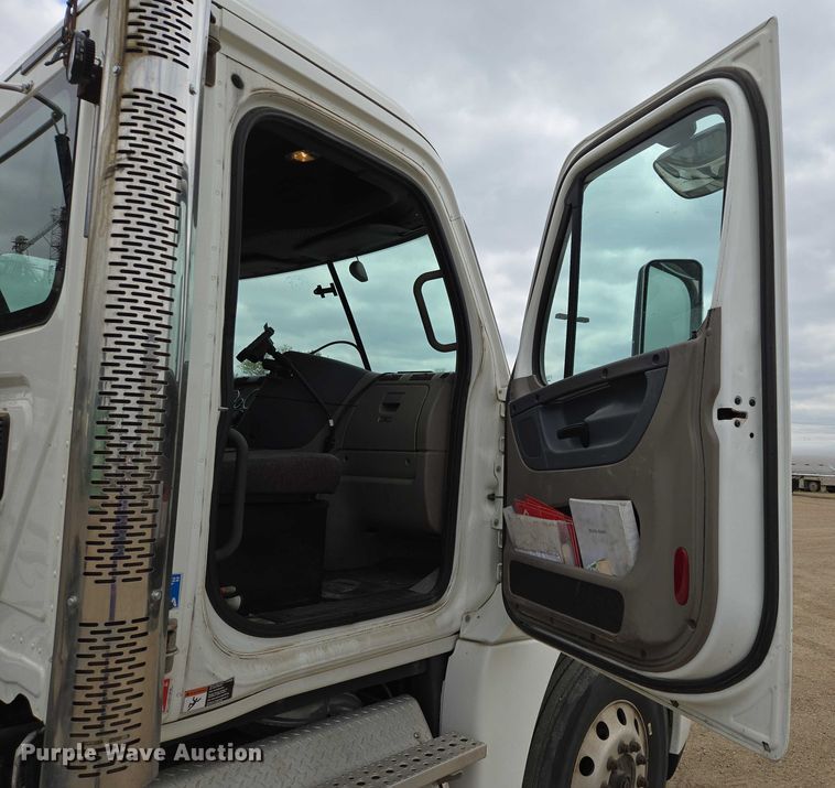 image for item ER5260 2017 Freightliner Cascadia 125 semi truck