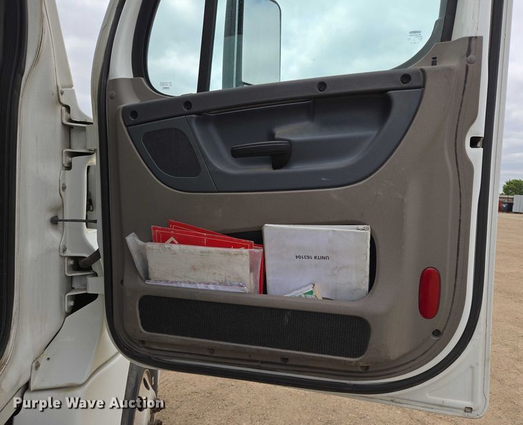 image for item ER5260 2017 Freightliner Cascadia 125 semi truck