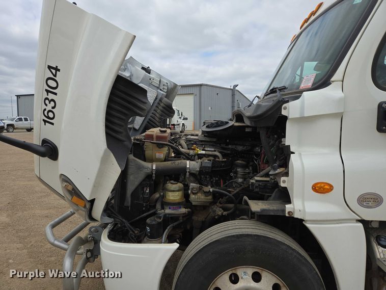 image for item ER5260 2017 Freightliner Cascadia 125 semi truck