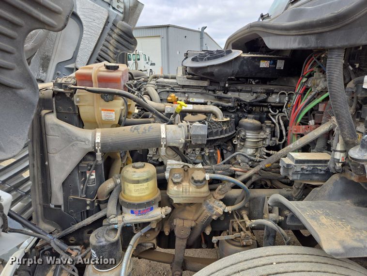 image for item ER5260 2017 Freightliner Cascadia 125 semi truck