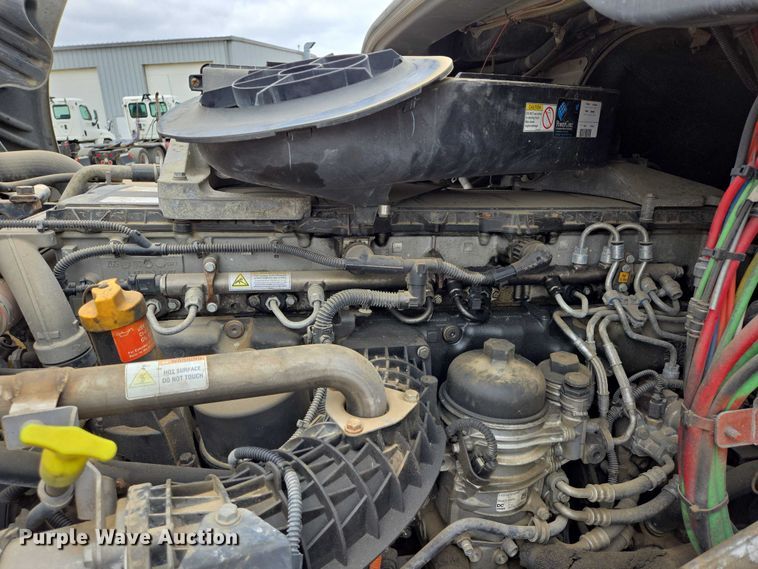 image for item ER5260 2017 Freightliner Cascadia 125 semi truck