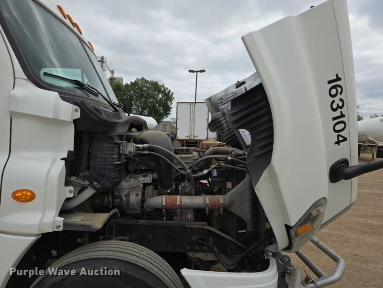 image for item ER5260 2017 Freightliner Cascadia 125 semi truck