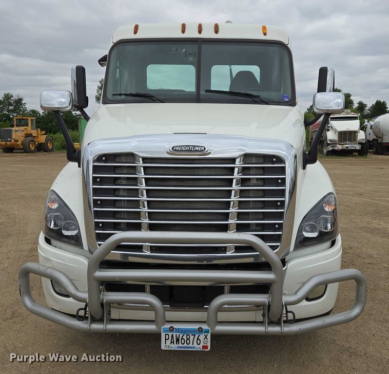 image for item ER5261 2015 Freightliner Cascadia 125 semi truck