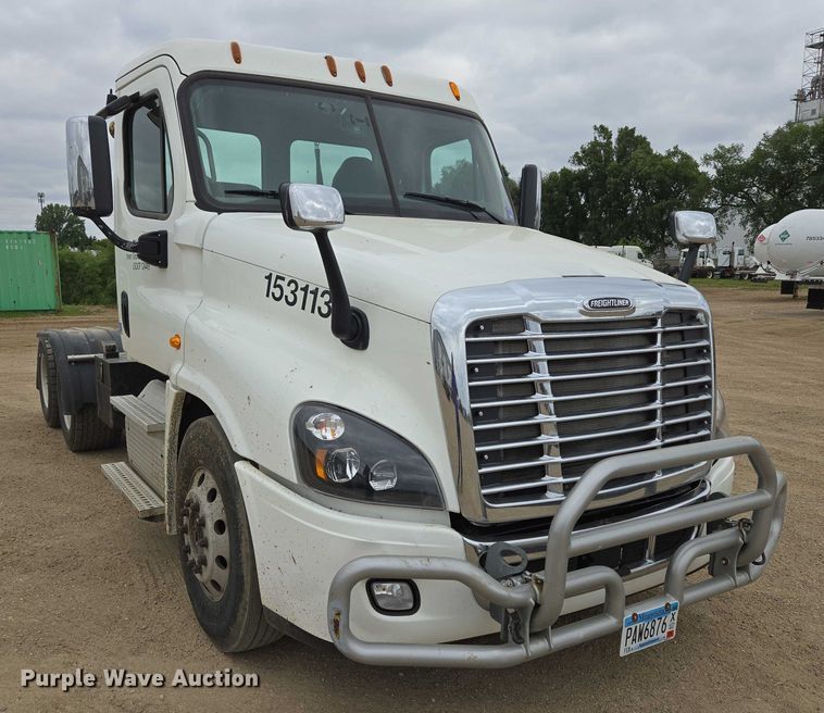 image for item ER5261 2015 Freightliner Cascadia 125 semi truck