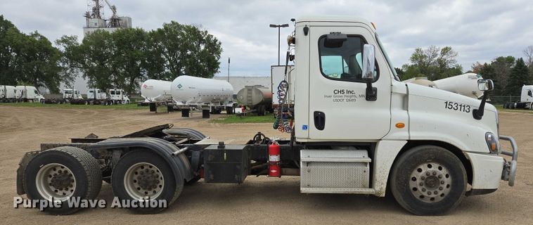 image for item ER5261 2015 Freightliner Cascadia 125 semi truck