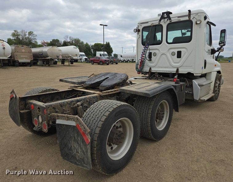 image for item ER5261 2015 Freightliner Cascadia 125 semi truck