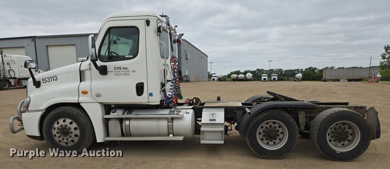 image for item ER5261 2015 Freightliner Cascadia 125 semi truck