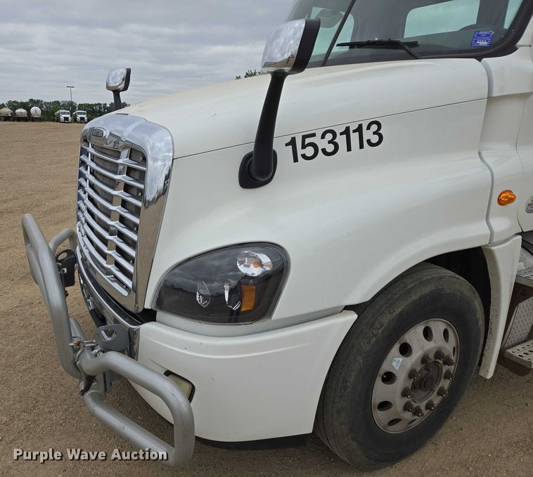 image for item ER5261 2015 Freightliner Cascadia 125 semi truck