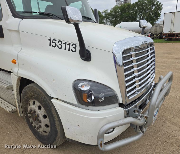 image for item ER5261 2015 Freightliner Cascadia 125 semi truck