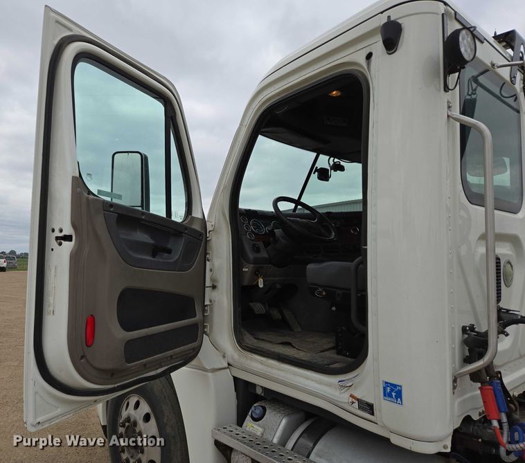 image for item ER5261 2015 Freightliner Cascadia 125 semi truck