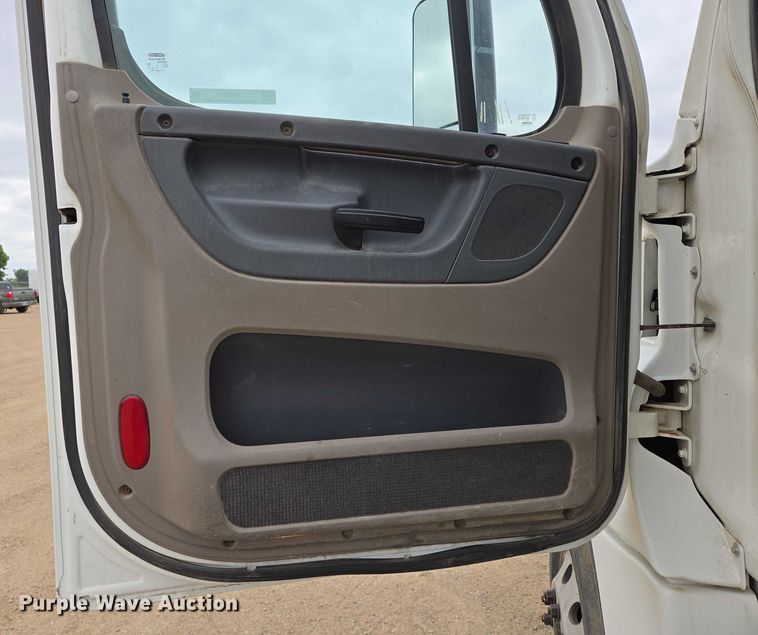 image for item ER5261 2015 Freightliner Cascadia 125 semi truck