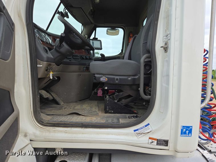 image for item ER5261 2015 Freightliner Cascadia 125 semi truck