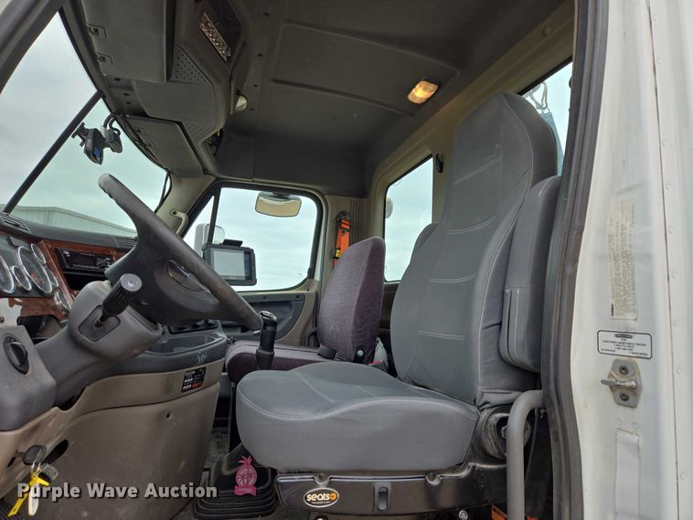 image for item ER5261 2015 Freightliner Cascadia 125 semi truck