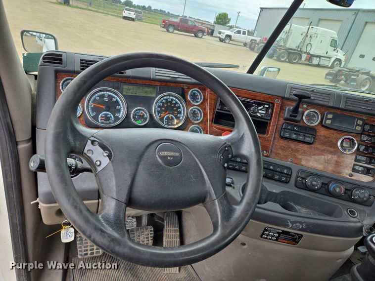 image for item ER5261 2015 Freightliner Cascadia 125 semi truck