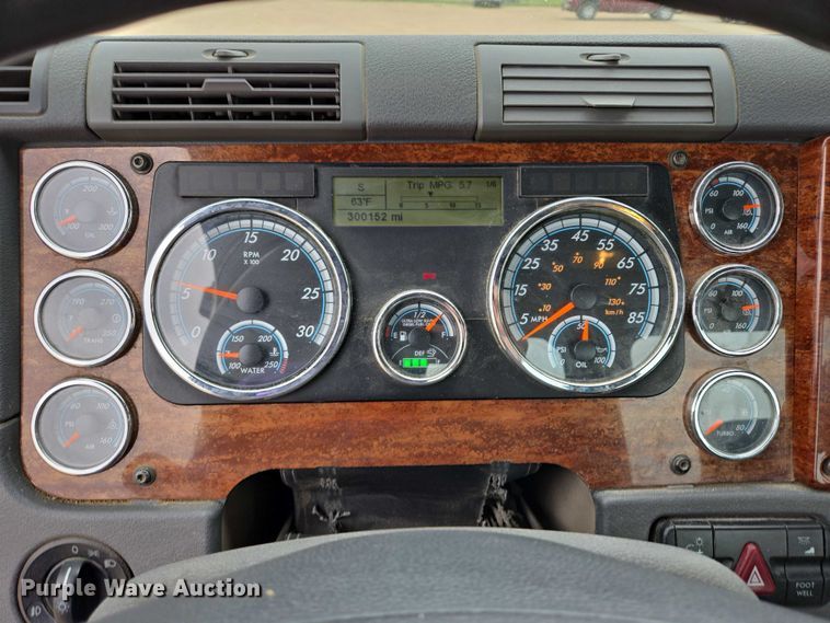 image for item ER5261 2015 Freightliner Cascadia 125 semi truck