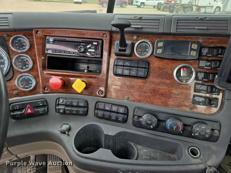 image for item ER5261 2015 Freightliner Cascadia 125 semi truck