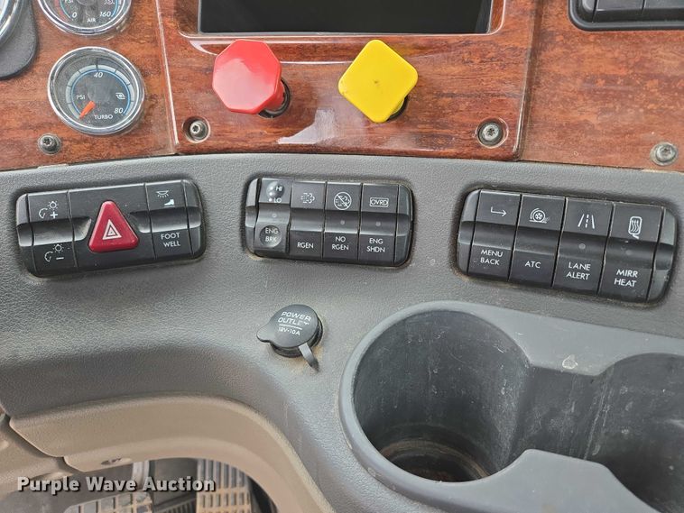 image for item ER5261 2015 Freightliner Cascadia 125 semi truck