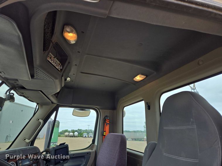 image for item ER5261 2015 Freightliner Cascadia 125 semi truck