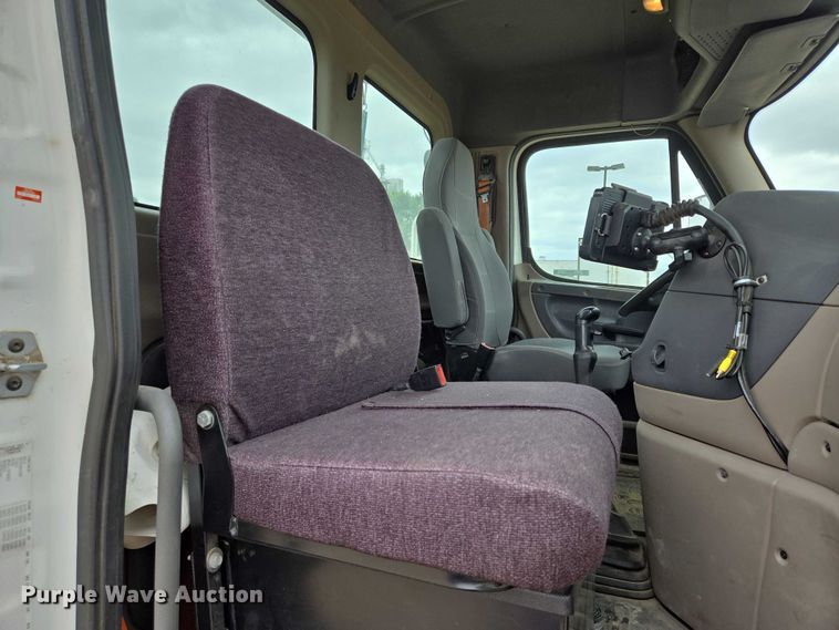 image for item ER5261 2015 Freightliner Cascadia 125 semi truck