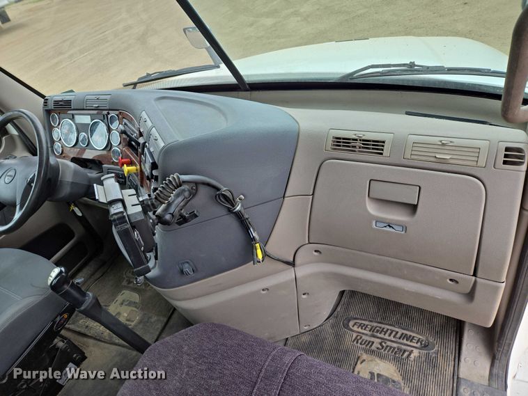 image for item ER5261 2015 Freightliner Cascadia 125 semi truck