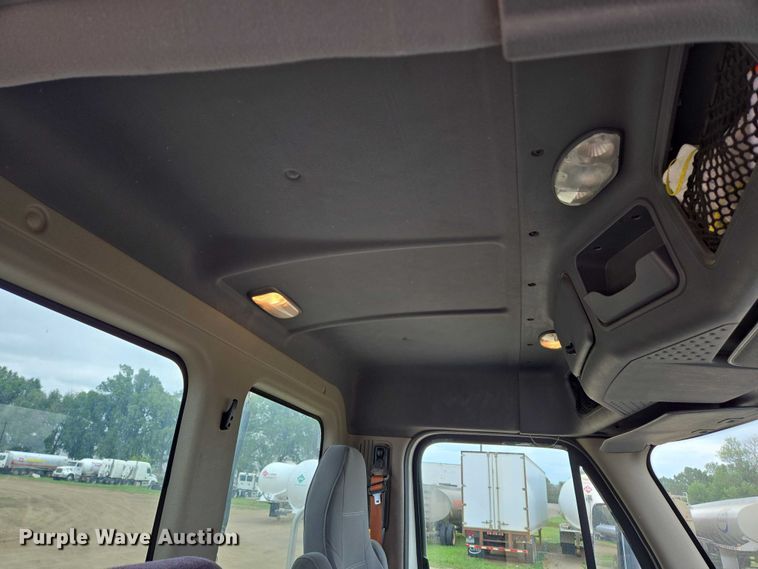 image for item ER5261 2015 Freightliner Cascadia 125 semi truck