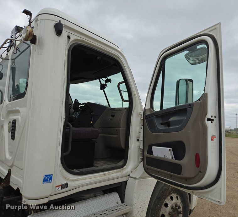 image for item ER5261 2015 Freightliner Cascadia 125 semi truck