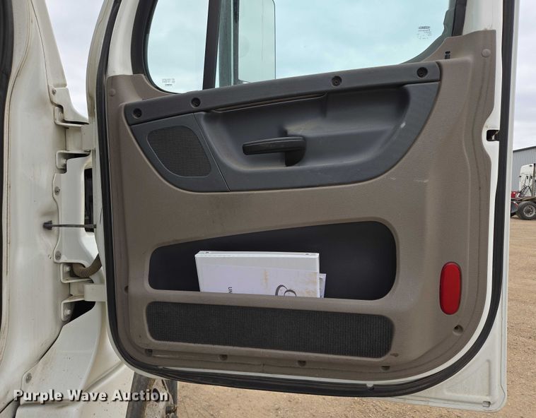 image for item ER5261 2015 Freightliner Cascadia 125 semi truck