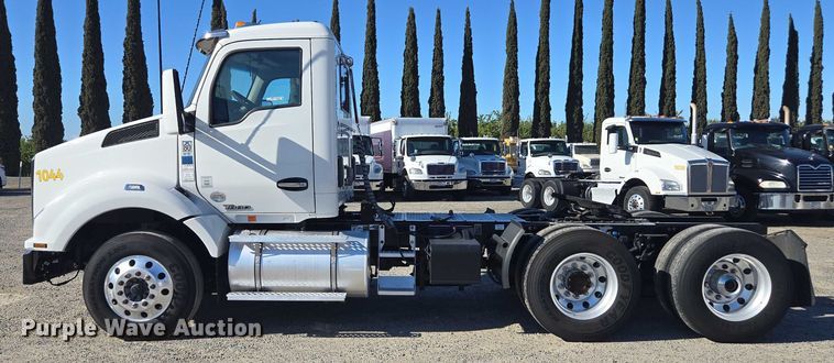 image for item FB9408 2016 Kenworth T880 semi truck