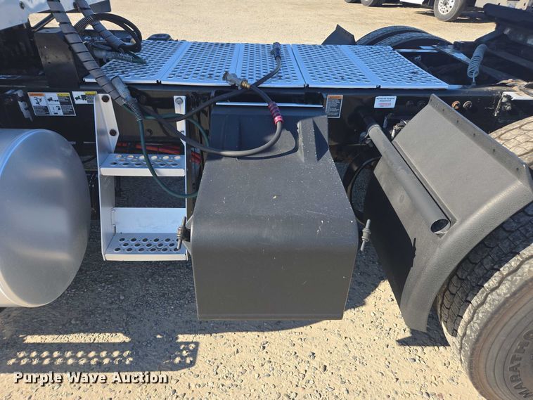 image for item FB9408 2016 Kenworth T880 semi truck